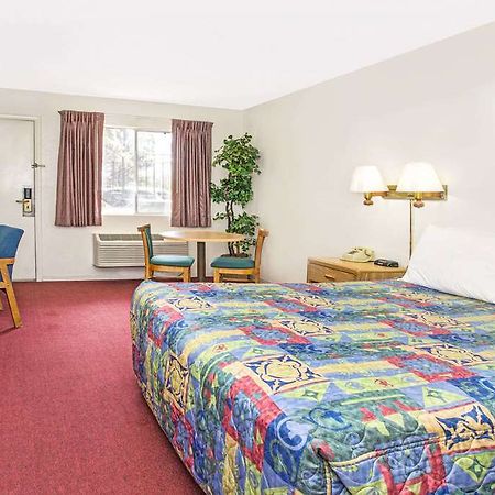 Knights Inn Aurora Room photo