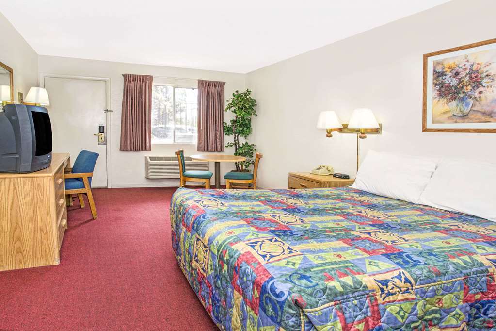Knights Inn Aurora Room photo